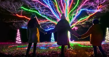 العزف على أضواء الليزر.. شوارع بريطانيا تتجمل استعدادا لاحتفالات عيد الميلاد 