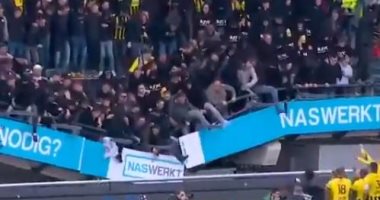 انهيار مدرج جماهير فيتيس خلال الاحتفال مع اللاعبين بالدوري الهولندي.. فيديو