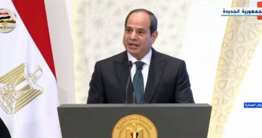 الرئيس السيسي يقدم التحية للدكتور أحمد عمر هاشم فى احتفالية ذكرى المولد النبوى