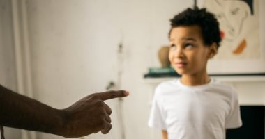 6 قواعد للتعامل الصحيح مع أخطاء الطفل وسلوكياته الخاطئة.. "تجنب الانتقادات"