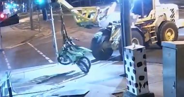لص استرالي يستخدم جرافة لتدمير واجهة متجر وسرقة دراجتين بخاريتين.. فيديو