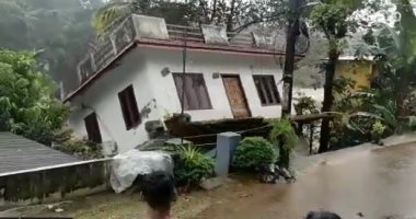 شاهد.. الفيضانات تجرف منزلا بالهند وسط ذهول سكان المنطقة