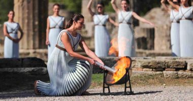 اليونان تضيء الشعلة الأولمبية لدورة الألعاب الشتوية 2022