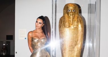 كيم كارداشيان وتابوت "نجم عنخ" الذهبى..كيف كشفت صورة لغز مومياء مصرية مسروقة