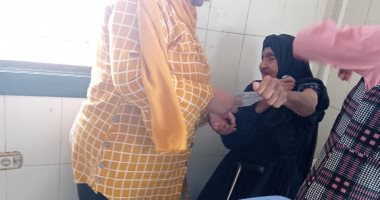 قافلة متنقلة بالمنشأة فى سوهاج لتطعيم سيدة مسنة عمرها 115 سنة ضد كورونا