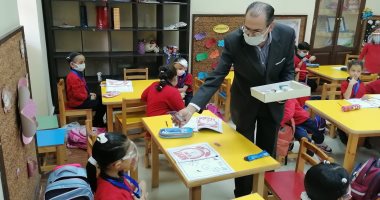 في مصر وبس.. مستر "موريس" يوزع حلوى المولد على تلاميذ مدرسته ببورسعيد
