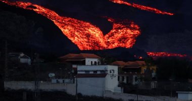 الهروب من النار.. شبح بركان إسبانيا يأكل منازل جزر الكنارى "ألبوم صور"