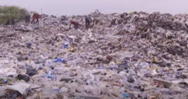 لقطات من مراحل عملية إعادة تدوير النفايات البلاستيكية فى الكونغو.. فيديو