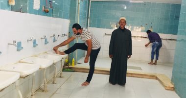 فتح دورات المياه بأكبر مساجد الإسماعيلية لاستقبال المصلين.. لايف