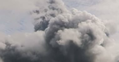 إغلاق 23 مدرسة فى جزيرة لابالما بسبب تلوث الهواء الناتج من البركان