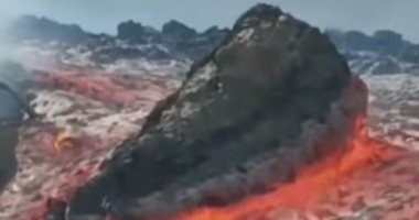 لقطات جديدة تظهر حمما بركانية تجرف أحجارا ضخمة فى جزيرة لا بالما "فيديو"