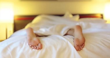 مطورة طاقة تحذر من النوم فى الضوء: يعرضك للسمنة ويزيد التوتر والإجهاد