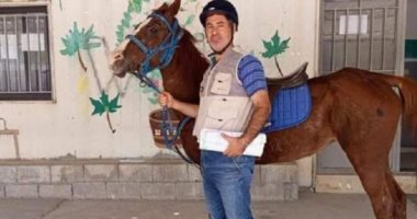 بسبب أزمة الوقود.. مدرس لبنانى يمتطى حصانا للذهاب إلى المدرسة