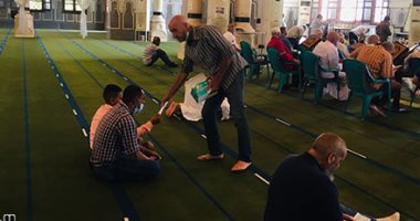 أكبر مسجد بالإسماعيلية يستقبل المصلين بإجراءات وقائية بعد فتح دورات المياه.. صور وفيديو