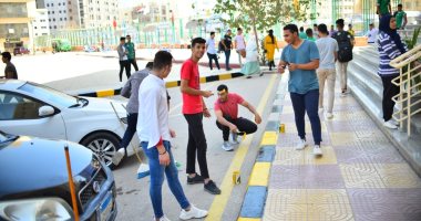 طلاب تربية رياضية كفر الشيخ يشاركون بتجميل ودهان أرصفة كليتهم فى "الأسبوع البيئى"