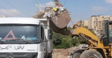رفع 600 طن مخلفات من أراضٍ فضاء بحدائق الأهرام فى الجيزة.. فيديو وصور