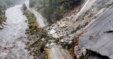 آثار مدمرة لعاصفة قوية ضربت ولاية كاليفورنيا الأمريكية.. فيديو وصور