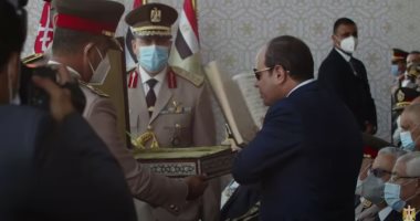 مدير الكلية الحربية يمنح الرئيس السيسي "كتاب الله" بحفل تخرج الكليات العسكرية