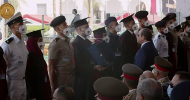 أوائل الجامعات المصرية يقدمون هدية للرئيس السيسي بحفل تخرج الكليات العسكرية