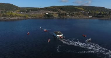 زوجان كنديان ينقلان منزلهما بتعويمه عبر خليج لمسافة 24 كيلومتر.. فيديو وصور