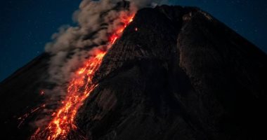 سقوط جزء جديد من مخروط بركان لابالما مع 60 زلزالا جديدا.. صور وفيديو