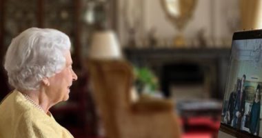 الملكة اليزابيث تلتقى بسفيرين من الجمهور عن طريق محادثة فيديو من قلعة وندسور