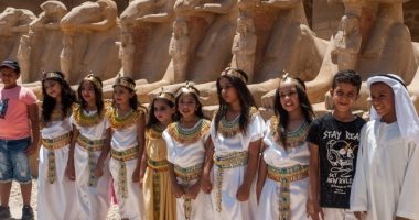 أطفال مدرسة بالأقصر يرتدون الزى الفرعونى فى معابد الكرنك والأقصر