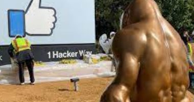 غوريلا ضخمة وقربان من الموز.. جماعة أمريكية تهاجم فيس بوك بطريقة مبتكرة.. صور