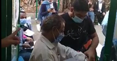 توافد طلاب علوم القاهرة إلى نقطة التطعيم للحصول على لقاح كورونا.. لايف