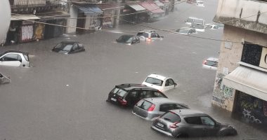 الدفاع المدني بسلطنة عمان يخلى سكان مناطق تضررت بسبب الفيضانات 