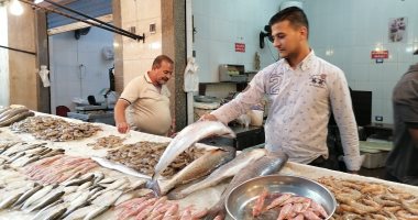 تاجر يوزع أطباق فاكهة ترحيبا بزوار بورسعيد.. وإقبال كبير على سوق الأسماك.. لايف