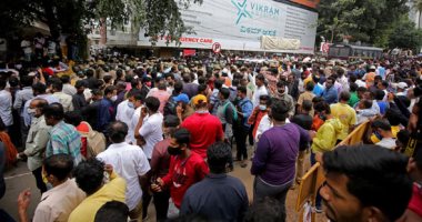 آلاف المعجبين يودعون النجم الهندي بونييت راجكومار بعد وفاته بأزمة قلبية