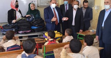 رئيس جامعة بني سويف يطلق مبادرة "كلنا ايد واحدة" لتوزيع 350 شنطة مدرسية