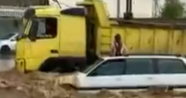 موقف بطولى لشاب ينقذ أسرة علقت فى مياه الأمطار بـ أربيل .. فيديو