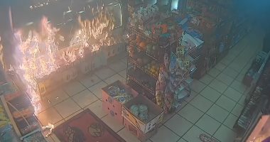 شرطة أمريكا تقبض على شخص بعد إلقائه قنبلة مولوتوف فى محل طعام.. فيديو