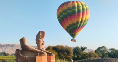 صورة اليوم.. البالونات الطائرة تعانق تماثيل ملوك الحضارة المصرية بالبر الغربى بالأقصر