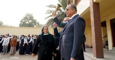 رئيس الوزراء العراقى يقرع جرس بدء العام الدراسى الجديد.. صور