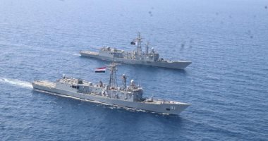 القوات البحرية المصرية والأمريكية تنفذان تدريبا عابرا بنطاق الأسطول الجنوبى
