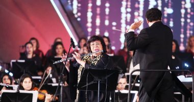 وزيرة الثقافة تعزف على آلة الفلوت من مؤلفات جمال سلامة فى افتتاح مهرجان الموسيقى