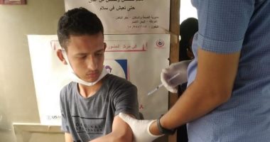 الفرق الطبية المتنقلة تواصل تطعيم المواطنين بلقاح كورونا بالغردقة.. صور