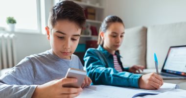 كيفية تقليل وقت النظر إلى الشاشة عند الأطفال بلطف