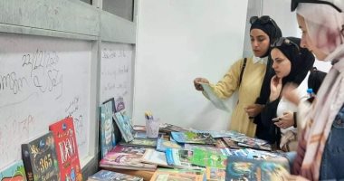 طلبة جامعة العريش يقبلون بكثافة على معرض الكتاب بكلية التربية
