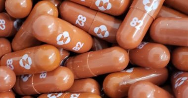 بلومبرج: بريطانيا توافق على أول دواء لعلاج أعراض كورونا فى المنزل