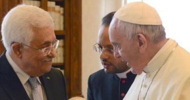 بابا الفاتيكان يهدى الرئيس الفلسطينى تمثالا برونزيا كرمز للسلام