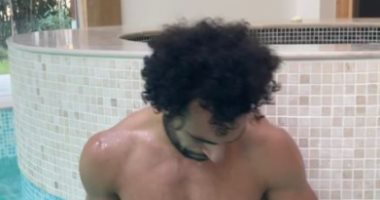 محمد صلاح "يستجم" فى حمام السباحة بعد تألقه مع الريدز أمام أتليتكو مدريد