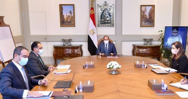 الرئيس السيسى يستعرض نماذج تطوير مجمع التحرير.. صور 