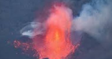 بركان لابالما يقذف صخورا نارية أكبر من حجم السيارة