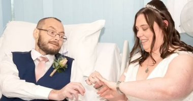 عروس تقيم حفل زفافها على حبيبها مريض السرطان داخل المستشفى.. اعرف القصة