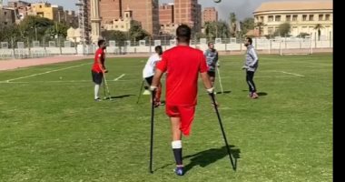 مش هتصدق.. بيلعبوا كرة القدم برجل واحدة.. مهارات منتخب مصر لاصحاب القدم الواحدة