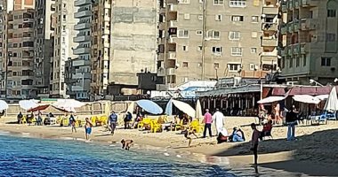 فسحة وصيد وأجواء خريفية دافئة على شواطئ الإسكندرية.. لايف وصور